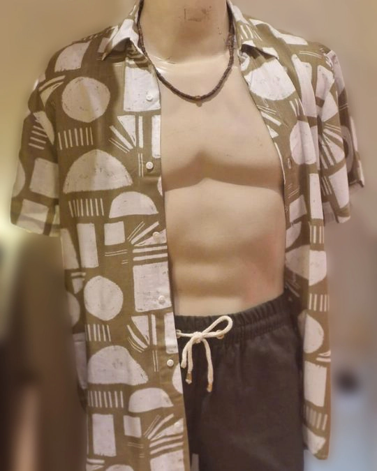 CAMISA DE VISCOSE DIGITAL ESTAMPA GEOMÉTRICA