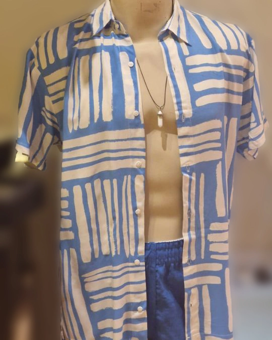 Camisa de viscose digital com estampa azul