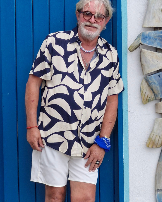 Camisa de viscose digital com estampa branca e azul manga curta-2