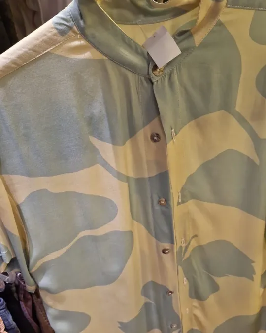 CAMISA DE VISCOSE DIGITAL ESTAMPA FOLHAS AZUL